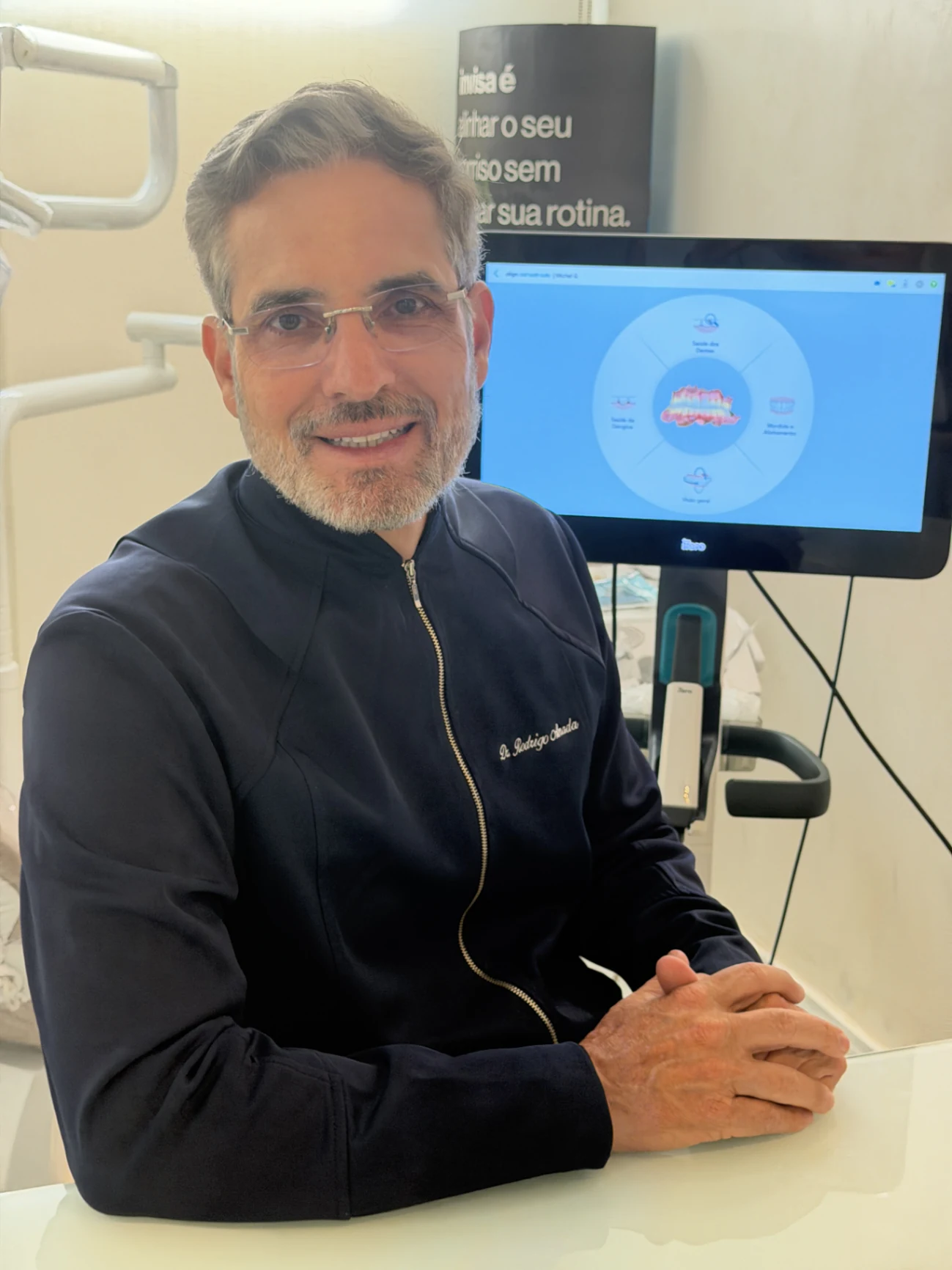 Dr. Rodrigo Almada junto ao scanner intraoral na clínica