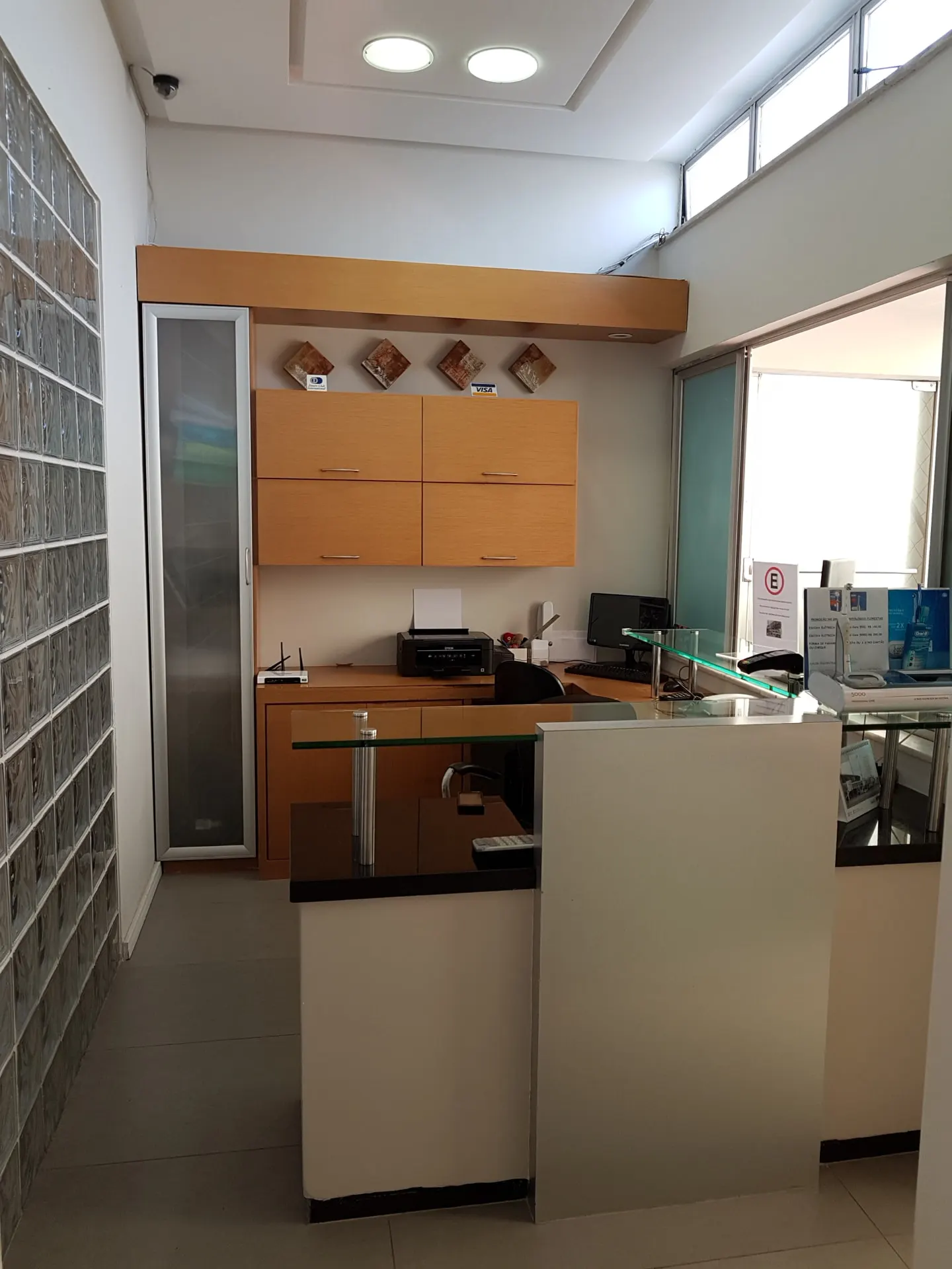 Recepção da unidade Floresta, com balcão de atendimento e luz natural