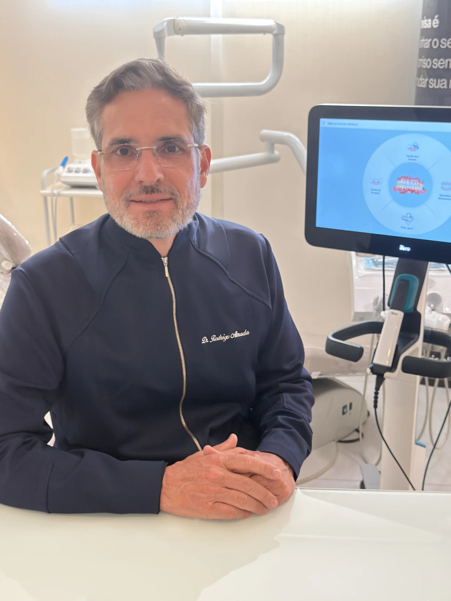 Dr. Rodrigo Almada ao lado do scanner intraoral, no planejamento digital do tratamento